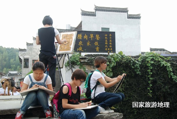 　　9月13日，座落在婺源縣秋口鎮(zhèn)李坑村“小橋、流水、人家”創(chuàng)作寫生基地的李坑章文灑店農(nóng)家樂。