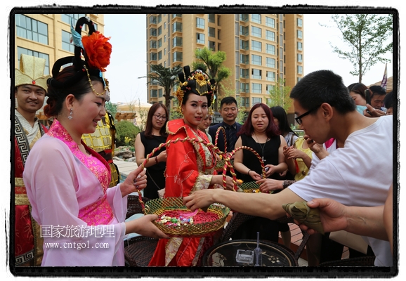 6月19日，端午節(jié)的前一天，甘肅平?jīng)鍪嗅轻紖^(qū)南山公園澳廈麗灣小區(qū)“邀請(qǐng)”唐朝被譽(yù)為四大美女之一的“楊貴妃”前來(lái)與市民見面，共度“端午佳節(jié)”。期間，“貴妃娘娘”由一名解說(shuō)人員做向?qū)?，與小區(qū)居民一同游玩、賞景、互敬酒水、合影留念，并現(xiàn)場(chǎng)贈(zèng)送大人小孩粽子、香包和糖果。