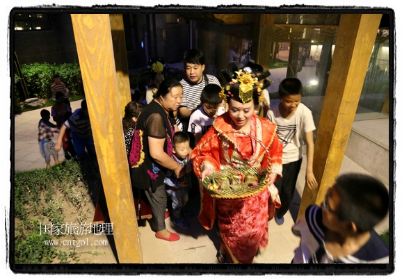 6月19日，端午節(jié)的前一天，甘肅平?jīng)鍪嗅轻紖^(qū)南山公園澳廈麗灣小區(qū)“邀請(qǐng)”唐朝被譽(yù)為四大美女之一的“楊貴妃”前來(lái)與市民見面，共度“端午佳節(jié)”。期間，“貴妃娘娘”由一名解說(shuō)人員做向?qū)?，與小區(qū)居民一同游玩、賞景、互敬酒水、合影留念，并現(xiàn)場(chǎng)贈(zèng)送大人小孩粽子、香包和糖果。