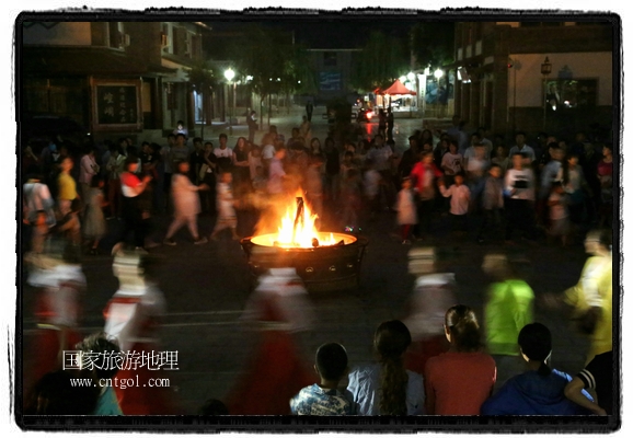 甘肅平?jīng)鍪嗅轻脊沛?zhèn)舉辦了篝火晚會(huì)，1000余名市民參與其中，大家載歌載舞，在歡快熱鬧的氣氛中為每一位父親送祝福。父親節(jié)（Father's Day），顧名思義是感恩父親的節(jié)日。約始于二十世紀(jì)初，起源于美國(guó)，現(xiàn)已廣泛流傳于世界各地，節(jié)日日期因地域而存在差異。