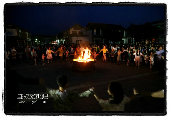 甘肅平?jīng)鍪嗅轻脊沛?zhèn)舉辦了篝火晚會(huì)，1000余名市民參與其中，大家載歌載舞，在歡快熱鬧的氣氛中為每一位父親送祝福。父親節(jié)（Father's Day），顧名思義是感恩父親的節(jié)日。約始于二十世紀(jì)初，起源于美國(guó)，現(xiàn)已廣泛流傳于世界各地，節(jié)日日期因地域而存在差異。