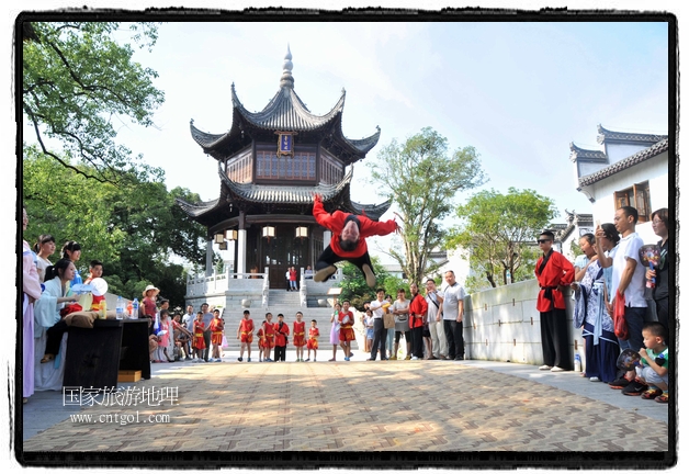 6月20日，小朋友們和中國(guó)武術(shù)愛(ài)好者們?cè)诮魇℃脑纯h熹園景區(qū)表演中國(guó)傳統(tǒng)的中國(guó)武術(shù)功夫，吸引許多游人前來(lái)駐足觀看。當(dāng)日是中國(guó)傳統(tǒng)的端午節(jié)，江西省婺源縣的中國(guó)武術(shù)愛(ài)好者們通過(guò)表演中國(guó)武術(shù)功夫，打太極，表演了少林棍、硬氣功、自選拳等少林寺功夫，讓孩子們從小學(xué)習(xí)中國(guó)武術(shù)，傳承中國(guó)武德，感受先人過(guò)端午的氛圍。