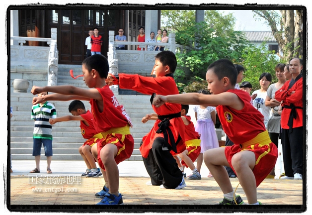 6月20日，小朋友們和中國(guó)武術(shù)愛(ài)好者們?cè)诮魇℃脑纯h熹園景區(qū)表演中國(guó)傳統(tǒng)的中國(guó)武術(shù)功夫，吸引許多游人前來(lái)駐足觀看。當(dāng)日是中國(guó)傳統(tǒng)的端午節(jié)，江西省婺源縣的中國(guó)武術(shù)愛(ài)好者們通過(guò)表演中國(guó)武術(shù)功夫，打太極，表演了少林棍、硬氣功、自選拳等少林寺功夫，讓孩子們從小學(xué)習(xí)中國(guó)武術(shù)，傳承中國(guó)武德，感受先人過(guò)端午的氛圍。