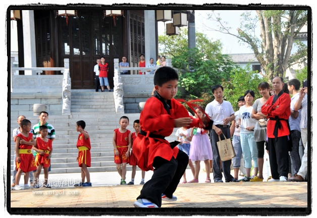 6月20日，小朋友們和中國(guó)武術(shù)愛(ài)好者們?cè)诮魇℃脑纯h熹園景區(qū)表演中國(guó)傳統(tǒng)的中國(guó)武術(shù)功夫，吸引許多游人前來(lái)駐足觀看。當(dāng)日是中國(guó)傳統(tǒng)的端午節(jié)，江西省婺源縣的中國(guó)武術(shù)愛(ài)好者們通過(guò)表演中國(guó)武術(shù)功夫，打太極，表演了少林棍、硬氣功、自選拳等少林寺功夫，讓孩子們從小學(xué)習(xí)中國(guó)武術(shù)，傳承中國(guó)武德，感受先人過(guò)端午的氛圍。
