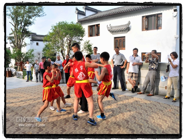 6月20日，小朋友們和中國(guó)武術(shù)愛(ài)好者們?cè)诮魇℃脑纯h熹園景區(qū)表演中國(guó)傳統(tǒng)的中國(guó)武術(shù)功夫，吸引許多游人前來(lái)駐足觀看。當(dāng)日是中國(guó)傳統(tǒng)的端午節(jié)，江西省婺源縣的中國(guó)武術(shù)愛(ài)好者們通過(guò)表演中國(guó)武術(shù)功夫，打太極，表演了少林棍、硬氣功、自選拳等少林寺功夫，讓孩子們從小學(xué)習(xí)中國(guó)武術(shù)，傳承中國(guó)武德，感受先人過(guò)端午的氛圍。