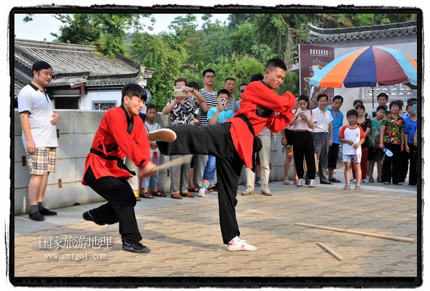 6月20日，小朋友們和中國(guó)武術(shù)愛(ài)好者們?cè)诮魇℃脑纯h熹園景區(qū)表演中國(guó)傳統(tǒng)的中國(guó)武術(shù)功夫，吸引許多游人前來(lái)駐足觀看。當(dāng)日是中國(guó)傳統(tǒng)的端午節(jié)，江西省婺源縣的中國(guó)武術(shù)愛(ài)好者們通過(guò)表演中國(guó)武術(shù)功夫，打太極，表演了少林棍、硬氣功、自選拳等少林寺功夫，讓孩子們從小學(xué)習(xí)中國(guó)武術(shù)，傳承中國(guó)武德，感受先人過(guò)端午的氛圍。