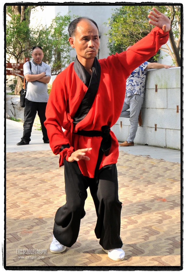 6月20日，小朋友們和中國(guó)武術(shù)愛(ài)好者們?cè)诮魇℃脑纯h熹園景區(qū)表演中國(guó)傳統(tǒng)的中國(guó)武術(shù)功夫，吸引許多游人前來(lái)駐足觀看。當(dāng)日是中國(guó)傳統(tǒng)的端午節(jié)，江西省婺源縣的中國(guó)武術(shù)愛(ài)好者們通過(guò)表演中國(guó)武術(shù)功夫，打太極，表演了少林棍、硬氣功、自選拳等少林寺功夫，讓孩子們從小學(xué)習(xí)中國(guó)武術(shù)，傳承中國(guó)武德，感受先人過(guò)端午的氛圍。