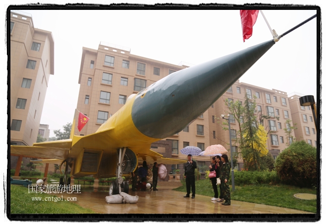 小區(qū)突然出現(xiàn)“飛機(jī)坦克”，其中殲15艦載戰(zhàn)斗機(jī)一架、99式主戰(zhàn)坦克一輛、武直-10武裝直升機(jī)一架，吸引了眾多市民雨中圍觀、合影。