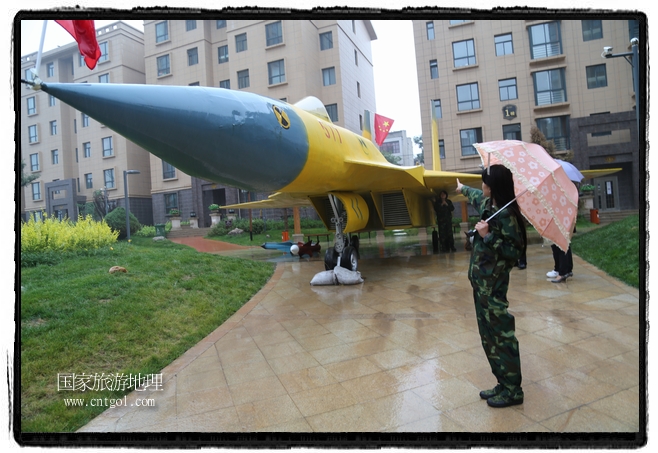 小區(qū)突然出現(xiàn)“飛機(jī)坦克”，其中殲15艦載戰(zhàn)斗機(jī)一架、99式主戰(zhàn)坦克一輛、武直-10武裝直升機(jī)一架，吸引了眾多市民雨中圍觀、合影。
